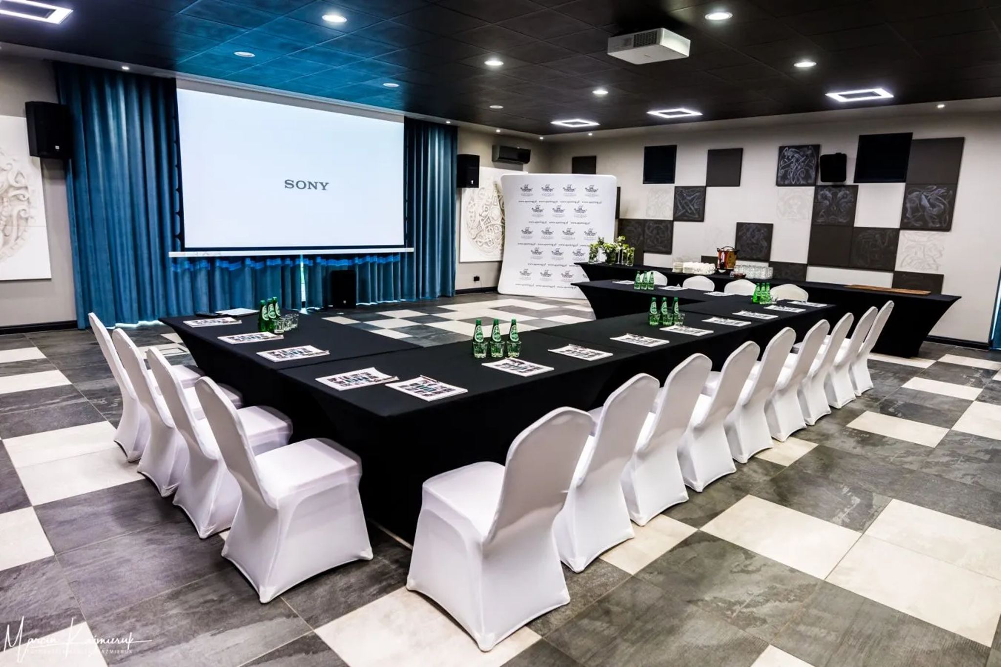 Sala konferencyjna z ekranem