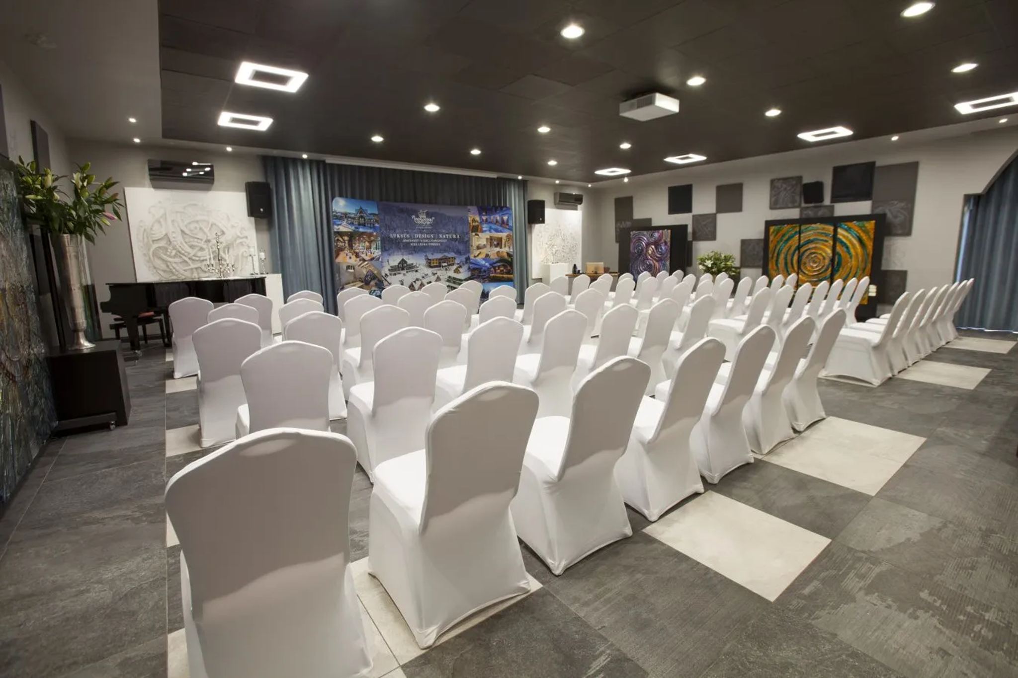Sala konferencyjna — ustawienie teatralne