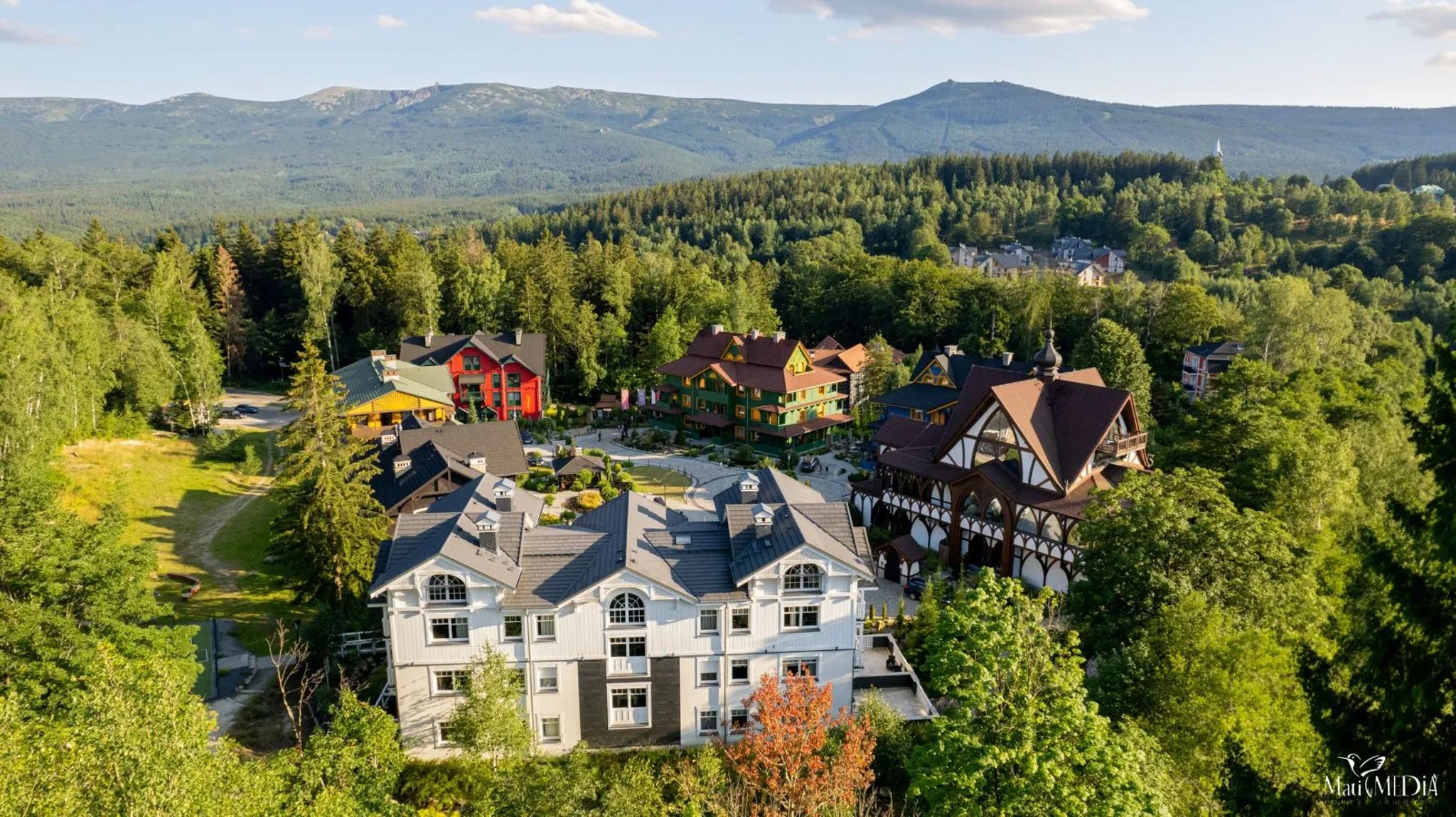 Resort wśród lasu — widok z lotu ptaka