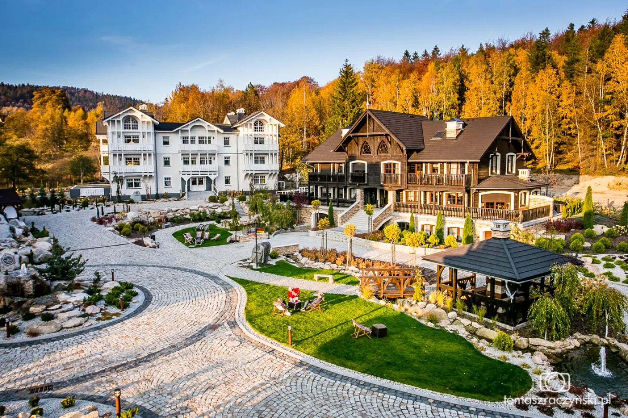 Dziedziniec resortu latem