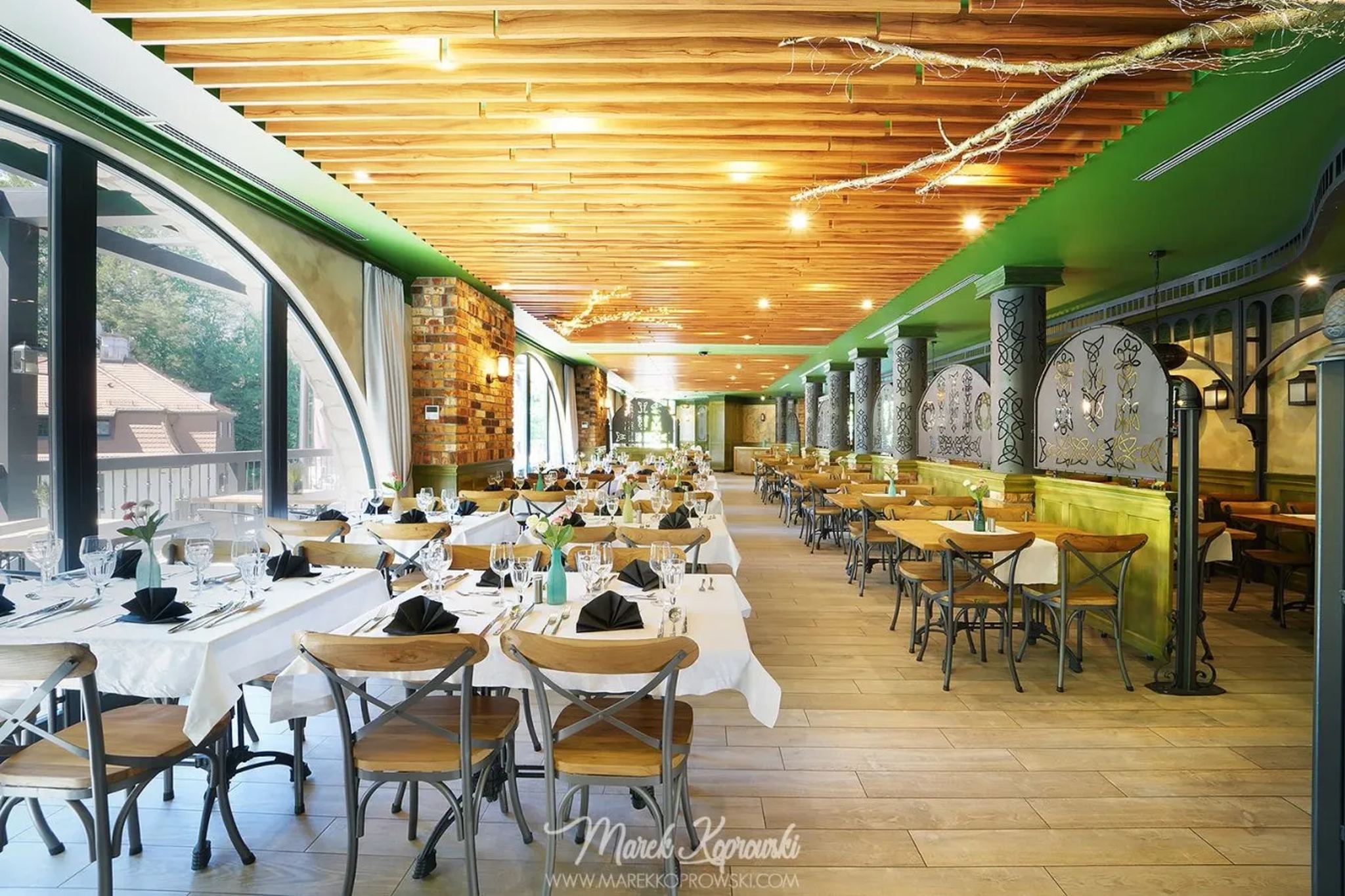 Sala restauracyjna przygotowana do bankietu