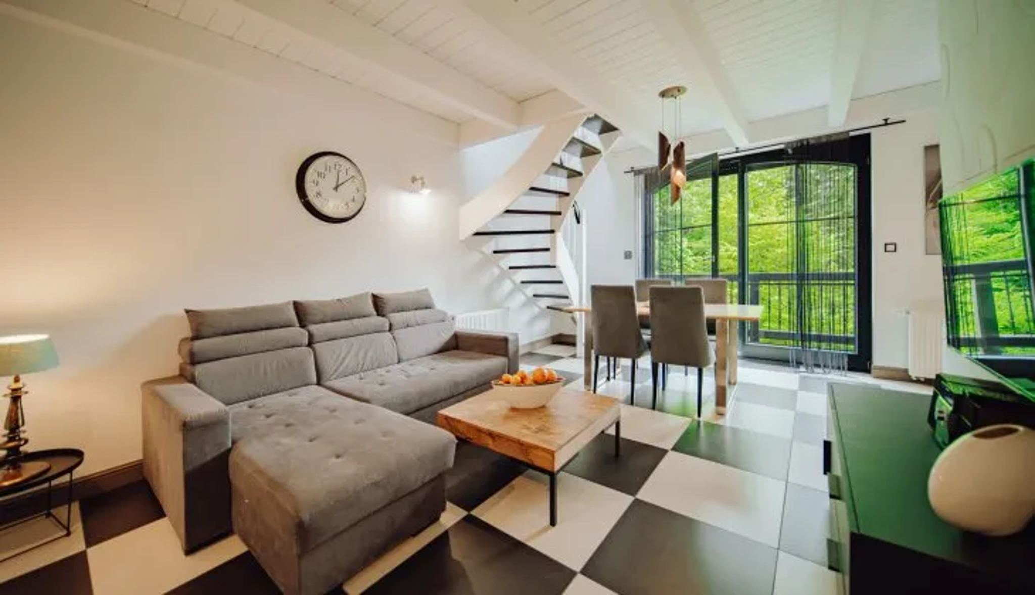 Apartament — salon z antresolą