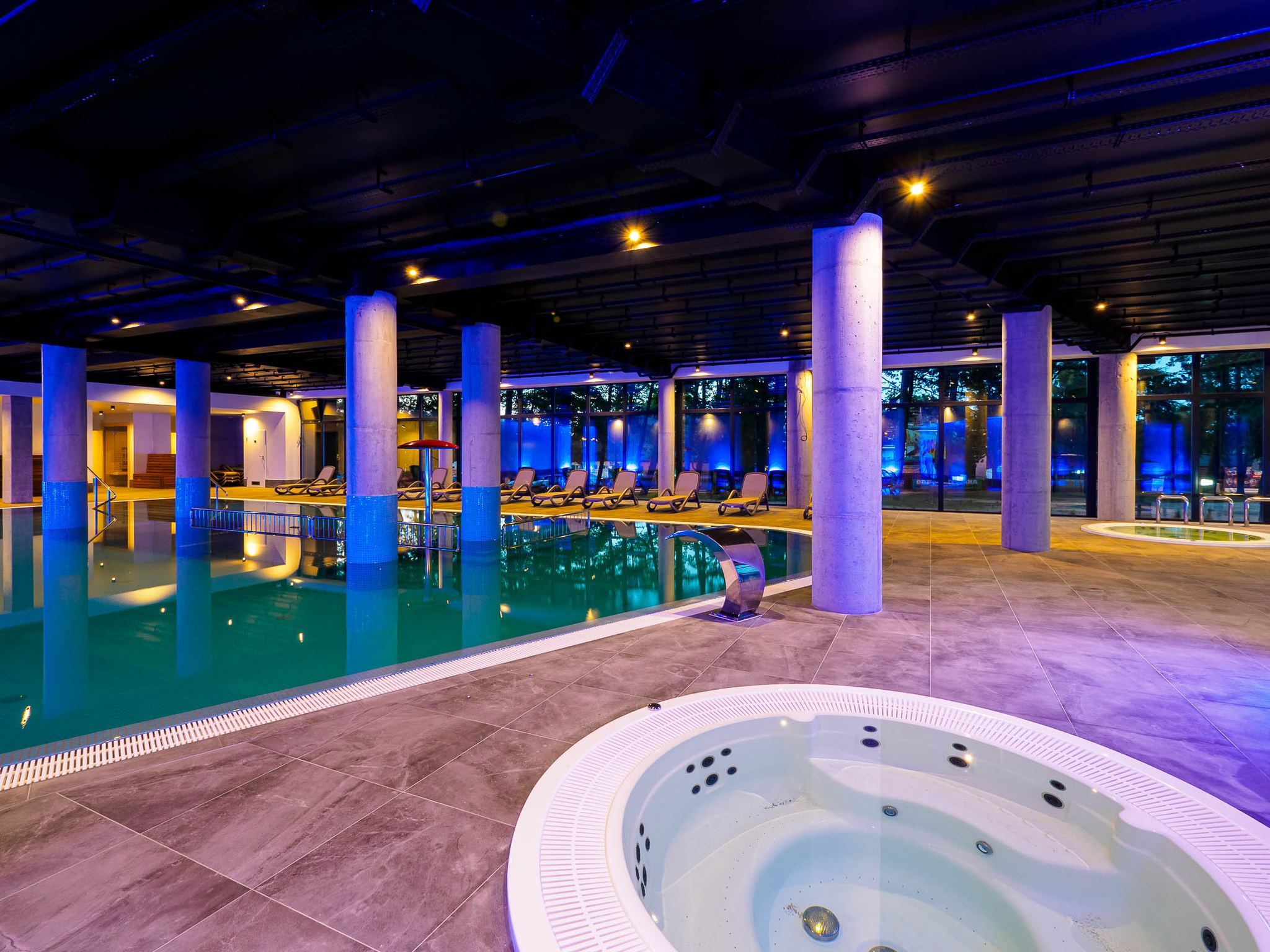 Kryty basen z jacuzzi