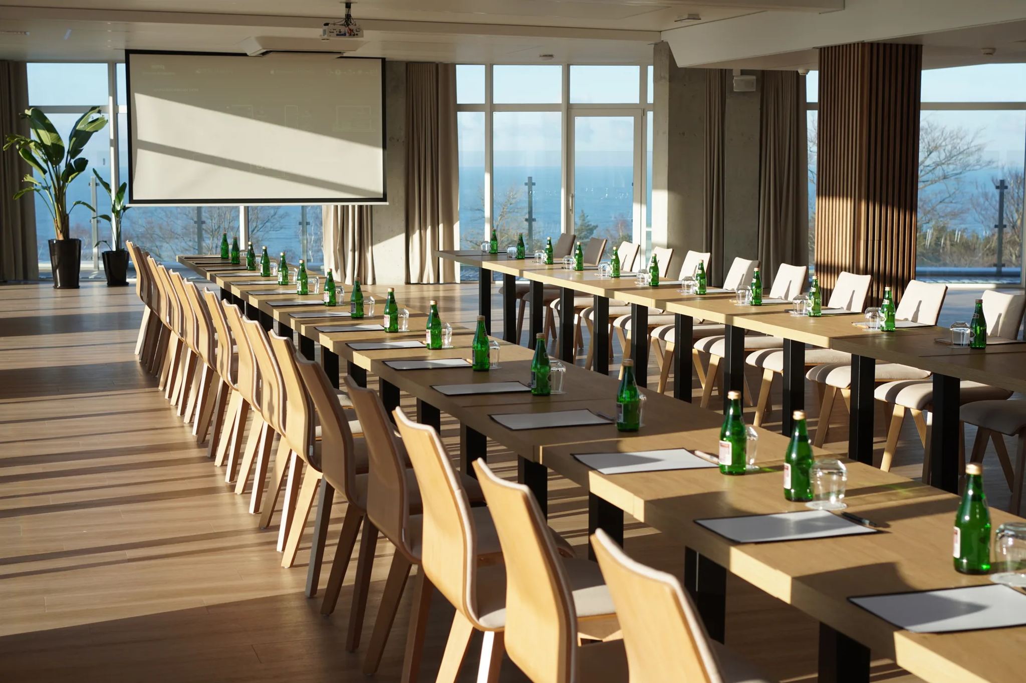 Sala konferencyjna w układzie szkolnym